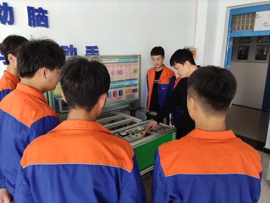 徐一帆老師帶領學生學習新能源汽車ABS制動系統.jpg