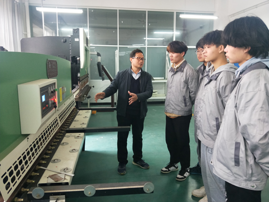 張仲欣教授給學生介紹剪板機的使用.jpg